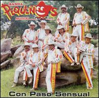 La Banda Pequeos Musical - Con Paso Sensual lyrics